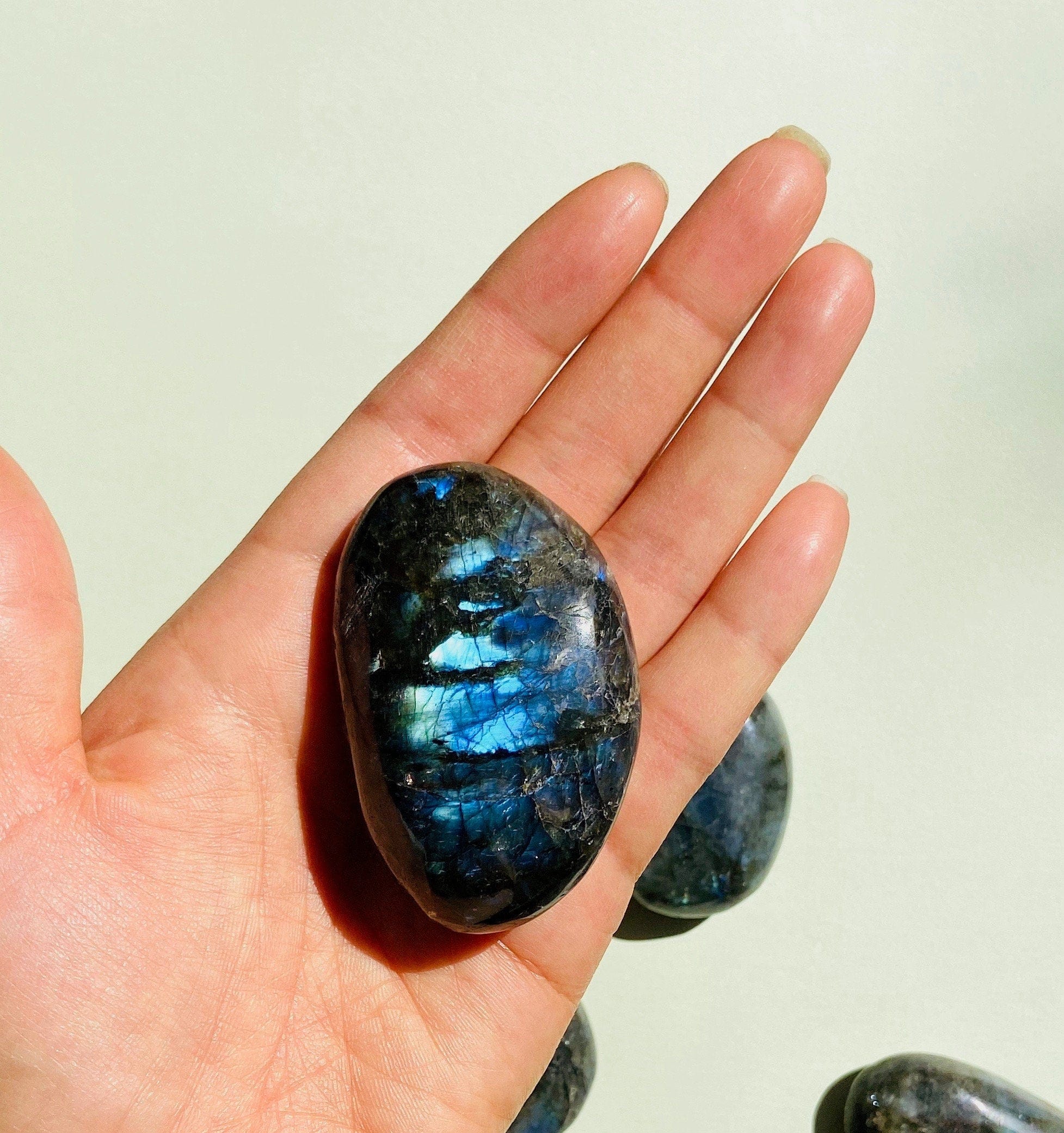 Esté Crystals crystal Labradorite Palmstone