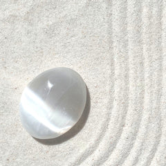 Esté Crystals crystal Selenite Palm